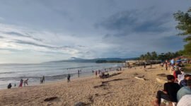 Hari kedua lebaran Idul Fitri 1444 Hijriah, wisatawan berlibur di Pantai Labuhan Jukung, Krui, Pesisir Barat, Minggu (23/04/2023). (Foto: Za/Suara Realitas).