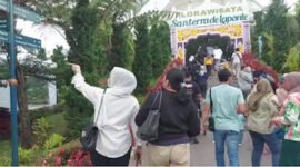 Pengunjung manca daerah mulai memadati Florawisata Pujon Malang, Jawa Timur di Libur Lebaran. (Foto: suararealitas.co).