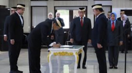 Pj. Bupati Tangerang, Andi Ony Prihartono saat melantik Soma Atmaja. (Foto: SuaraRealitas).