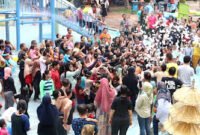 Wisatawan saat menikmati fasilitas mandi busa yang disediakan Palm Bay Waterpark. (Foto: SuaraRealitas).