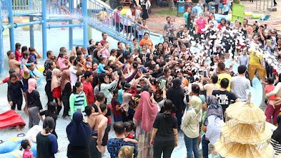 Wisatawan saat menikmati fasilitas mandi busa yang disediakan Palm Bay Waterpark. (Foto: SuaraRealitas).