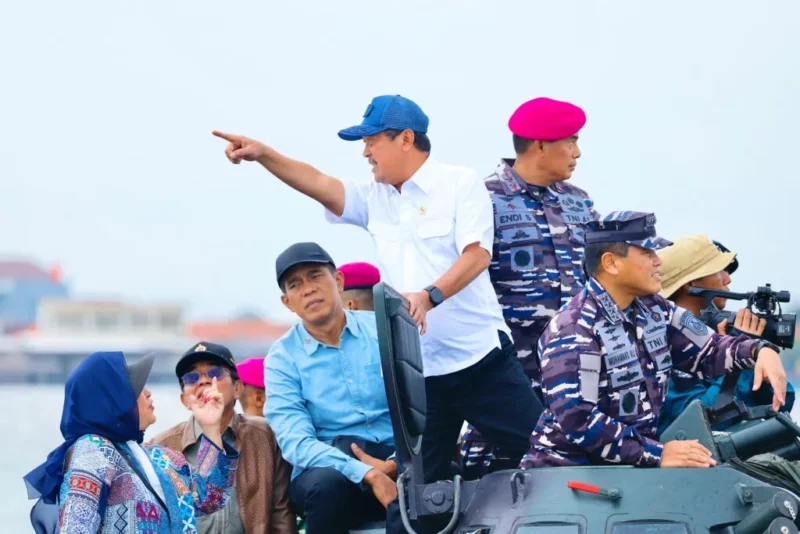 KKP bersama gabungan instansi maritim saat membongkar pagar laut di Tangerang. (Foto: Istimewa).