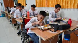 Menkopolkam Budi Gunawan saat tinjau Makan Bergizi Gratis di SMPN 61 Slipi, Jakarta Barat. (Foto: Istimewa).