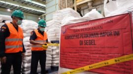 KKP saat menyegel ratusan bahan baku pakan ikan di Banten. (Foto: Istimewa).