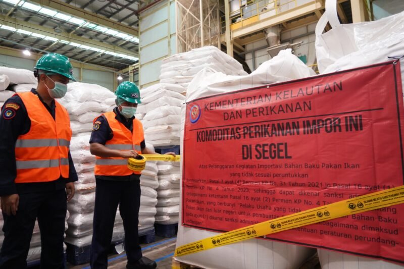 KKP saat menyegel ratusan bahan baku pakan ikan di Banten. (Foto: Istimewa).