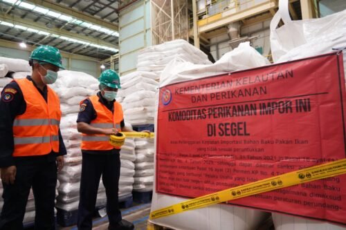 KKP Segel 453 Ton Bahan Baku Pakan Ikan dari Luar Negeri
