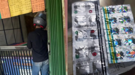 Berkedok konter ponsel, sebuah toko di Jalan WR. Supratman, Telajung, Cikarang Barat, Kabupaten Bekasi, Jawa Barat, menjual pil koplo tanpa nomor izin edar dapat terorganisir rapih. (Foto: Suara Realitas).