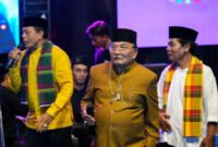 Jelang malam pergantian tahun 2025, penampilan komedian Haji Bolot bersama teman-temannya sangat memukau warga Jakarta Barat. (Foto: Istimewa).