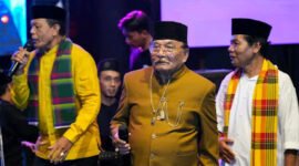 Jelang malam pergantian tahun 2025, penampilan komedian Haji Bolot bersama teman-temannya sangat memukau warga Jakarta Barat. (Foto: Istimewa).