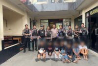 Tujuh Pemuda yang diamankan diduga hendak melakukan aksi tawuran. (Foto: Humas Polres Metro Jakarta Barat/Ist).