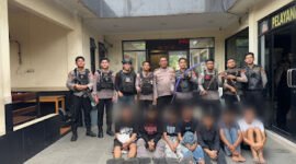Tujuh Pemuda yang diamankan diduga hendak melakukan aksi tawuran. (Foto: Humas Polres Metro Jakarta Barat/Ist).