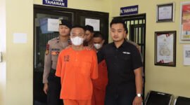 Dua pemuda pengedar sabu tertangkap polisi di Kertek dan kini sedang pemeriksaan lebih lanjut. (Foto: Suara Realitas).
