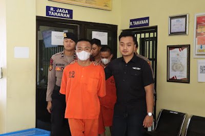 Dua pemuda pengedar sabu tertangkap polisi di Kertek dan kini sedang pemeriksaan lebih lanjut. (Foto: Suara Realitas).