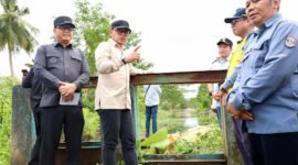Wamendagri Bima Arya Sugiarto saat meninjau Irigasi di Desa Purwosari, Tanjung Lago, Banyuasin, Sumatera Selatan. (Foto: Istimewa).