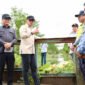 Wamendagri Bima Arya Sugiarto saat meninjau Irigasi di Desa Purwosari, Tanjung Lago, Banyuasin, Sumatera Selatan. (Foto: Istimewa).