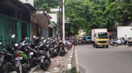 Setelah sebulan ditertibkan, parkir liar di depan sepanjang Jalan Utama Raya Cengkareng, Jakarta Barat kembali muncul. (Foto: Zahara Sitio).
