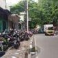 Setelah sebulan ditertibkan, parkir liar di depan sepanjang Jalan Utama Raya Cengkareng, Jakarta Barat kembali muncul. (Foto: Zahara Sitio).