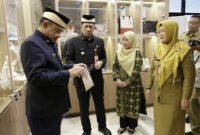 Pj Bupati Tangerang Andi Ony saat meresmikan Gerai Dekranasda. (Foto: Istimewa).