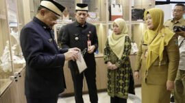 Pj Bupati Tangerang Andi Ony saat meresmikan Gerai Dekranasda. (Foto: Istimewa).