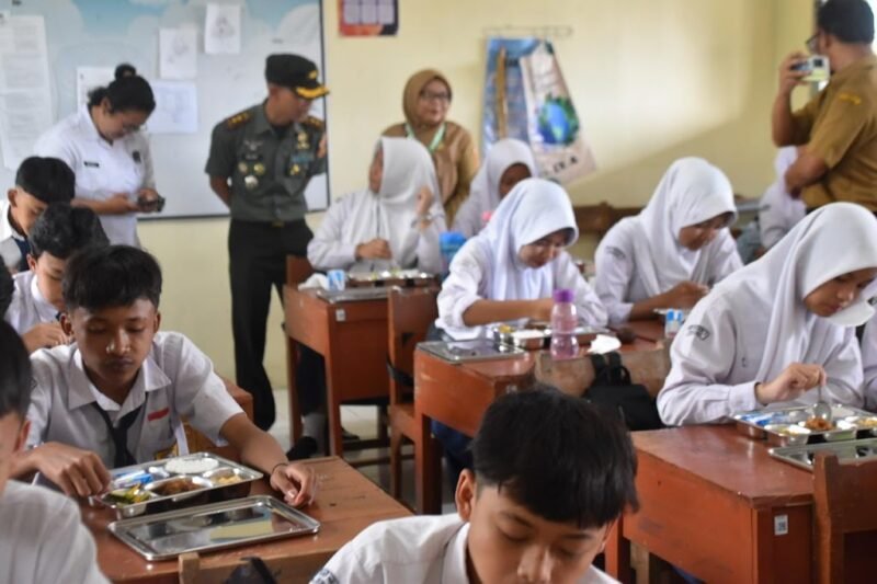 Hari ini, di Wonosobo mulai menjalankan program makan bergizi gratis untuk para pelajar. (Foto: Suara Realitas).