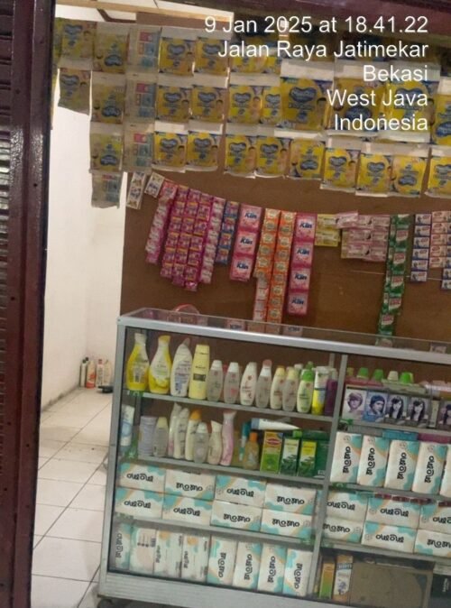 Salah satu toko kosmetik di Bekasi yang didapati menjajakan obat keras terbatas. (Foto: Suara Realitas).