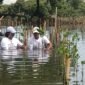 Aktivis Lingkungan Hidup Tangerang (Kalung) saat aksi penanaman ribuan mangrove. (Foto: Suara Realitas).