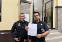 Kepala LI BAPAN Kalbar, Stevanus Febyan Babaro didampingi Praktisi Hukum dan Komunikasi, Syamsul Jahidin usai laporkan oknum jaksa soal keterangan palsu ke Polda Kalimantan. (Foto: Istimewa).