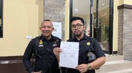 Kepala LI BAPAN Kalbar, Stevanus Febyan Babaro didampingi Praktisi Hukum dan Komunikasi, Syamsul Jahidin usai laporkan oknum jaksa soal keterangan palsu ke Polda Kalimantan. (Foto: Istimewa).