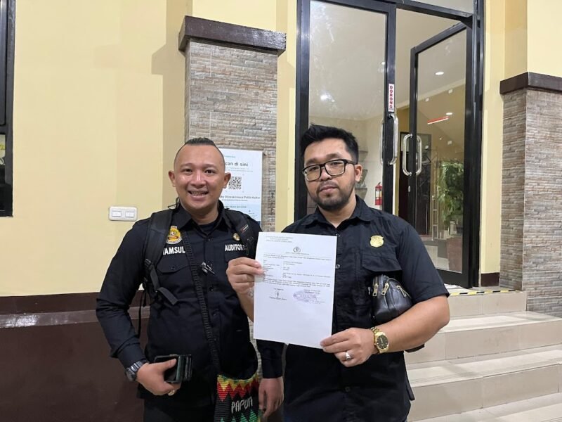 Kepala LI BAPAN Kalbar, Stevanus Febyan Babaro didampingi Praktisi Hukum dan Komunikasi, Syamsul Jahidin usai laporkan oknum jaksa soal keterangan palsu ke Polda Kalimantan. (Foto: Istimewa).