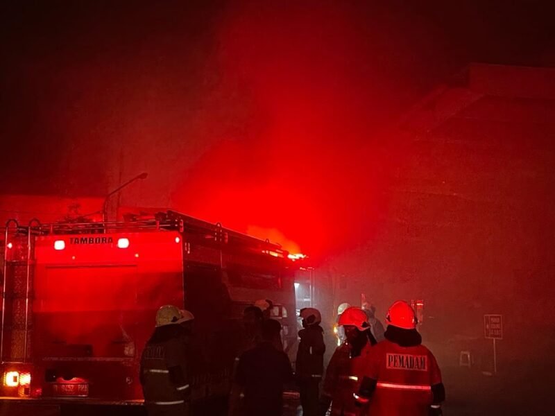 Kebakaran yang diduga bersumber dari tempat hiburan yang berada di lantai 7 gedung tersebut. (Foto: Suara Realitas/Alex).