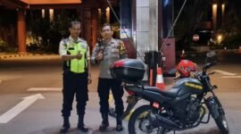 Bhabinkamtibmas Karet Tengsin saat patroli guna ciptakan situasi yang kondusif, dan aman. (Foto: Istimewa).