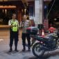 Bhabinkamtibmas Karet Tengsin saat patroli guna ciptakan situasi yang kondusif, dan aman. (Foto: Istimewa).