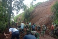 Koramil 09/Kepil bersama warga membersihkan longsor di Desa Pulosaren. (Foto: Suara Realitas).