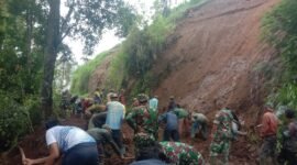Koramil 09/Kepil bersama warga membersihkan longsor di Desa Pulosaren. (Foto: Suara Realitas).