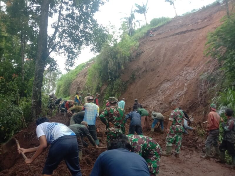 Koramil 09/Kepil bersama warga membersihkan longsor di Desa Pulosaren. (Foto: Suara Realitas).