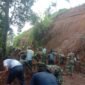 Koramil 09/Kepil bersama warga membersihkan longsor di Desa Pulosaren. (Foto: Suara Realitas).