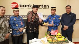 Pj Bupati Tangerang, Andi Ony Prihartono saat meresmikan KCP Bank Banten. (Foto: Istimewa).