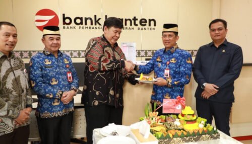 Pj Bupati Tangerang, Andi Ony Prihartono saat meresmikan KCP Bank Banten. (Foto: Istimewa).