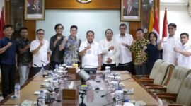 Pemkot Tangerang bersama pegiat lingkungan seusai audiensi membahas rencana gelar aksi bersih-bersih Sungai Cisadane dan Plogging. (Foto: Istimewa).