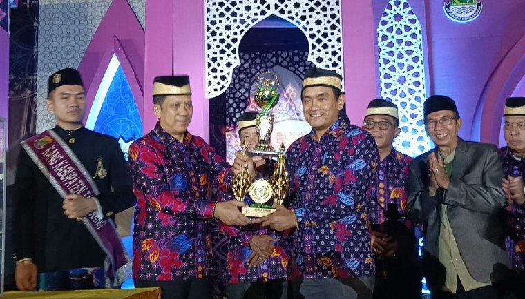 Kecamatan Mekar Baru berhasil meraih Juara Umum pada pagelaran Musabaqoh Tilawatil Qur’an (MTQ)  Ke-55 tingkat Kabupaten Tangerang tahun 2025.(foto:istimewa/Alex)