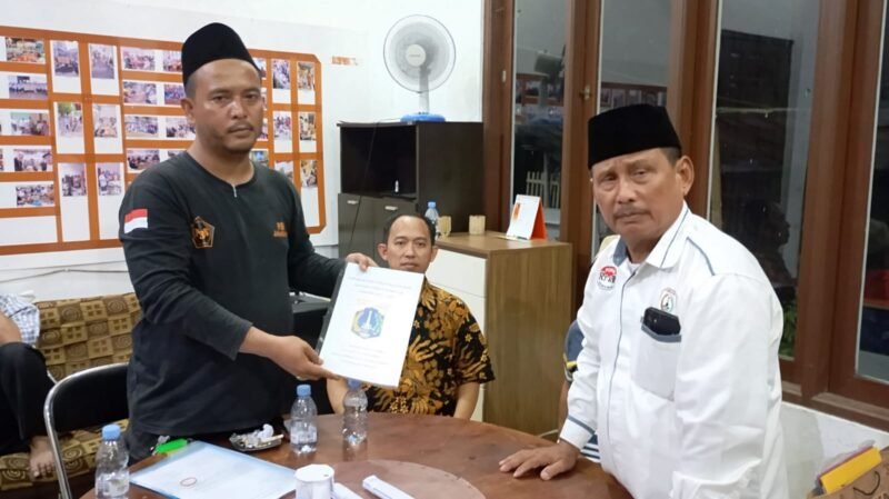Arief Rahman (kemeja putih) resmi terpilih menjadi Ketua RW 08, Duri Kosambi, Cengkareng, Jakarta Barat untuk periode 2025-2030. (Foto: Istimewa).