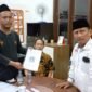 Arief Rahman (kemeja putih) resmi terpilih menjadi Ketua RW 08, Duri Kosambi, Cengkareng, Jakarta Barat untuk periode 2025-2030. (Foto: Istimewa).