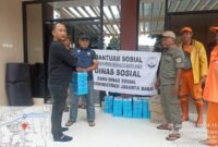 Suku Dinas (Sudin) Sosial Kota Administrasi Jakarta Barat memberikan bantuan makanan kepada warga yang rumahnya tergenang air. (Foto: Istimewa).