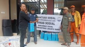 Suku Dinas (Sudin) Sosial Kota Administrasi Jakarta Barat memberikan bantuan makanan kepada warga yang rumahnya tergenang air. (Foto: Istimewa).