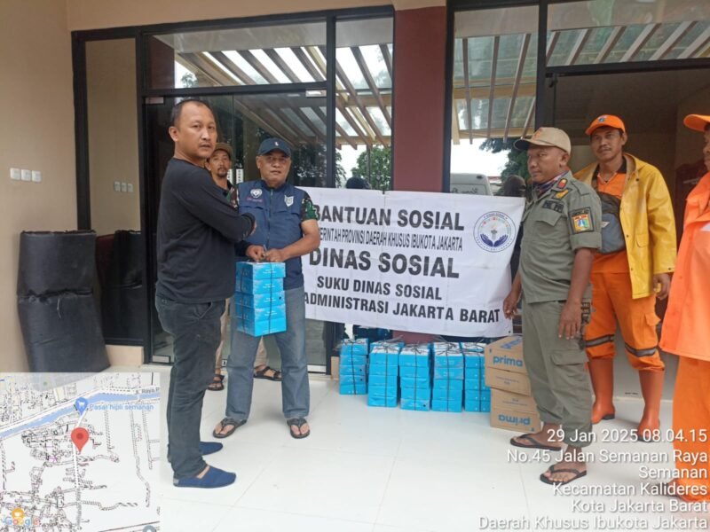 Suku Dinas (Sudin) Sosial Kota Administrasi Jakarta Barat memberikan bantuan makanan kepada warga yang rumahnya tergenang air. (Foto: Istimewa).