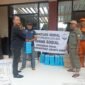 Suku Dinas (Sudin) Sosial Kota Administrasi Jakarta Barat memberikan bantuan makanan kepada warga yang rumahnya tergenang air. (Foto: Istimewa).