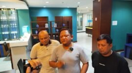 Ketua Info Warga Banyuwangi (IWB), Abi Arbain (tengah) saat konferensi pers kepada media di Jakarta, Sabtu (25/1/2025). (Foto: ist)