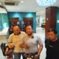 Ketua Info Warga Banyuwangi (IWB), Abi Arbain (tengah) saat konferensi pers kepada media di Jakarta, Sabtu (25/1/2025). (Foto: ist)