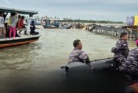 Pasukan Khusus TNI AL bersama warga sekitar saat proses pembongkaran pagar laut misterius. (Foto: Istimewa).
