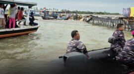 Pasukan Khusus TNI AL bersama warga sekitar saat proses pembongkaran pagar laut misterius. (Foto: Istimewa).